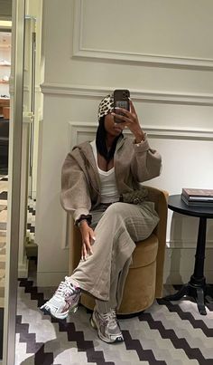 Comfy Outfits For Class College, Baddie Fall Fits, Classy Photoshoot Black Women, Outfits For Class College, Basic Outfits Aesthetic, Afro Outfits, Comfy Tracksuit, Winter Chill Outfits, Airport Outfit Winter