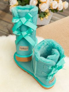 Uggs Fashion, Monogram Boots, Cute Uggs, Glamour Vintage, Bow Boots, Warm Shoes, Double Bow, Hype Shoes, Cute Boots