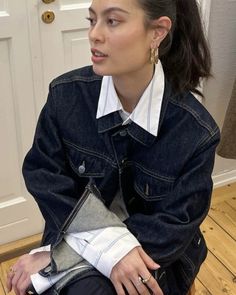 @aleinaazucena Copenhagen Fashion Aesthetic, Full Denim Look, Indie Office Outfit, Layered Jacket Outfit, Bette Porter Style, Mid Season Outfit, Travelling Fits, Layering Aesthetic, 2023 Fw