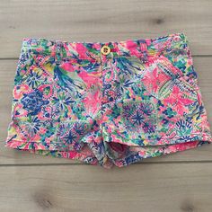 Lilly Pulitzer Resort Style Shorts. Size 8 years. Interior adjustable button tabs for the perfect fit. Front slant pockets. Excellent used condition Cotton Bottoms With Button Closure For Vacation, Beach Cotton Bottoms With Button Closure, Cotton Beach Bottoms With Button Closure, Cotton Bottoms With Button Closure For Beach, Casual Vacation Bottoms With Button Closure, Casual Multicolor Bottoms With Button Closure, Casual Bottoms With Button Closure For Vacation, Summer Beach Bottoms With Button Closure, Summer Bottoms With Button Closure For Vacation