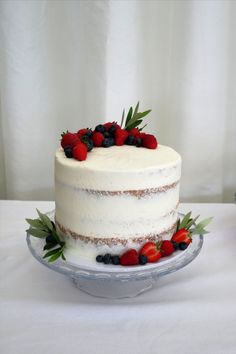 Single tier wedding cake with berries and foliage Single Layer Cake Wedding, White Cake With Berries, Wedding Cake Easy, Naked Cakes With Fruit, Simple Wedding Cake Decorating, Single Tiered Wedding Cake, White Cake With Fruit, Wedding Cake Fruit Decorations, Cake With Berries On Top