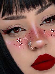 Egirl Christmas Makeup, Eye Makeup For Christmas, Festive Makeup Christmas, Dark Christmas Makeup, Christmas Alt Makeup, Korean Christmas Makeup, Emo Christmas Makeup, Alt Christmas Makeup, Christmas Eyeliner Looks