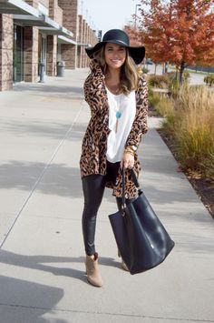 Leopard Cardigan Outfit, Shoes With Leggings, Leopard Print Outfits, Cardigan Outfit, Leopard Cardigan, Cardigan Outfits, Casual Fall Outfits, Fall Winter Outfits, Outfits Casuales