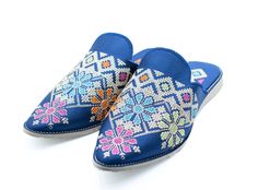 A Moroccan Babouche with floral embroidered and pointed toe offers a casual chic appearance for any ensemble. Classic flower backless loafers get a charming update with embroidered floral pattern. Keep the feminine vibes going when you style these moccasins women chalk pair with a satin maxi dress. Treat your feet to the best of things by choosing these Wedding Mules from Morocco! They are crafted from velvet textured leather and designed with engraved metal flower designs, could be a great Moroccan Embroidered mules gift for Wedding party! Hurry, take advantage of our best offers ever: 🌟 Buy 2 item And Get 10 % OFF 🌟 Your discount Apply Automatically at Checkout 🌟 Buy 3 item And Get 15 % OFF 🌟 Your discount Apply Automatically at Checkout 🌟 Buy 4 item and Get 20 % OFF 🌟 Your discoun Traditional Closed Toe Mules For Spring, Traditional Summer Mules With Pointed Toe, Traditional Open Toe Slippers For Spring, Traditional Flat Heel Spring Mules, Traditional Flat Heel Mules For Spring, Traditional Open Toe Mules For Spring, Traditional Embroidered Mules, Traditional Leather Mules For Spring, Traditional Slip-on Mules For Spring