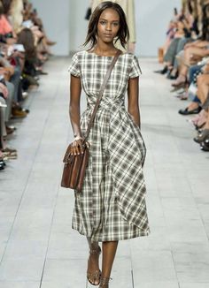 Outlet Michael Kors, 2015 Fashion Trends, London Fashion Weeks, Afrikaanse Mode, Tie Waist Dress, Michael Kors Collection, Summer Fashion Trends, 2015 Fashion, Handbags Michael Kors