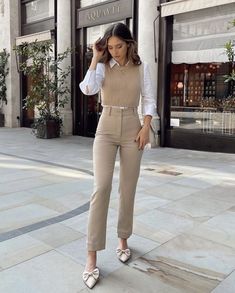 Revamp your work wardrobe with stylish office outfit ideas. Embrace casual chic for a fresh, fashionable approach to your workday. Elegantes Outfit Damen, Smart Casual Work Outfit, Winter Fashion Outfits Casual, Beige Pants, Casual Work Outfit, Smart Casual Outfit