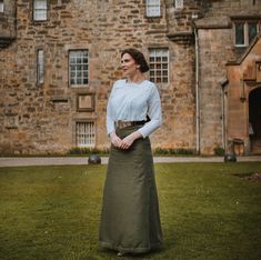 Transport yourself to the timeless elegance of the early 20th century with exquisite linen skirt, inspired by the grace and sophistication of the Edwardian era. Crafted with high-quality linen, this skirt boasts a high waist design, perfect for capturing the vintage charm of the 1910s fashion.  Whether you're strolling through a garden party or attending a Downton Abbey-inspired soirée, our Edwardian-inspired skirt promises to elevate your look with its retro allure. Channel the spirit of the Gi Fitted Vintage Skirt With Historical Design, 1910s Fashion Women, Modern Edwardian Fashion, 1918 Fashion, Edwardian Era Fashion, Mode Country, Downton Abbey Fashion, 1900s Fashion, 1910s Fashion