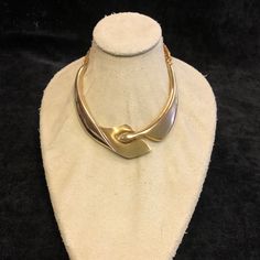 This necklace is a terrific statement piece.  It is bold and beautiful.  The style is 1970s contemporary, but it would look great today and would catch the eye of fashionistas of any age.  It would be pretty on a bare neckline or adorning a little black dress. Dimensions- 10 1/2 in x 4 x 1/4 - Front pendent- 4 1/2x 4 1/2. The photo demonstrate nicely where the necklace falls on the neckline. The necklace does not have a Maker or Designer Mark. This vintage piece is in lovely condition and is rea Contemporary Necklace, A Little Black Dress, Willow Pattern, Brass Necklace, Bold And Beautiful, Make An Effort, Silver Brooch, Rose Color, Just Amazing