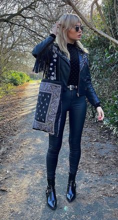 70s Rock Women Fashion, 70s Southern Rock Aesthetic, Johnny Cash Outfit Women, Bootcut Jeans And Sandals Outfit, 70s Boho Rock Fashion, Rock N Roll Western Style, Western Rock Outfits, Rockstar Cowgirl Outfit, Rocker Western Style