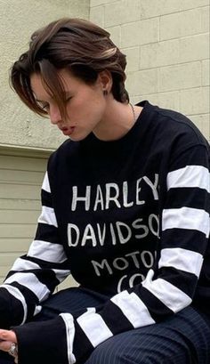 Hair 2023 Trends, Hair Color Ideas Balayage, Haircut Trending, Non Binary Hair, Color Hair Styles, Lesbian Hair, Lesbian Haircut, Non Binary Haircuts, Womans Hair