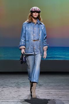 Tendencias otoño-invierno 2024/2025: las 13 más importantes Royal Blue Outfits, Chanel Jeans, Fall Runway, Chanel Resort, Paris Chic, High Fashion Outfits, French Fashion Designers, 90s Fashion Outfits, Denim Details