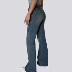 Stay ahead of the modern curve with our 2023 Spring-Summer Collection's medium wash vintage straight jeans! These mid-waist jeans feature a timeless zipper and button closure. bringing a touch of vintage class and modern elegance to your wardrobe.Why This Jeans Is a Must-HaveThis denim will be your go-to piece no matter the occasion. It's an exquisite blend of classic and contemporary. a harmony of vintage allure and today's spirited fashion pulse. It's designed for those who love fashion as an Trendy Denim Jacket, Vintage Straight Jeans, Street Style Aesthetic, Mid Waist Jeans, Oversized Jean Jacket, Oversized Jeans, Trendy Denim, Street Style Trends, Plain Tops