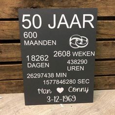 a sign that is on the side of a wooden wall saying 50 jaar and manden