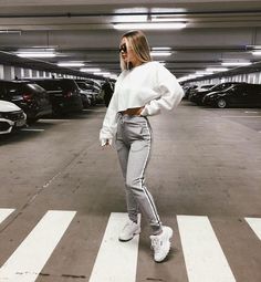 Outfits con pants para esos días en los que tus jeans no se secaron Skandinavian Fashion, Parking Garage, Trik Fotografi, Sport Chic, Sporty Outfits, Kourtney Kardashian, Khloe Kardashian, Outfits Casuales