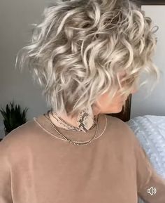 Kelly Pollitt, Short Blonde Curly Hair, Curly Hair Dos, Diaper Bouquet, Medium Length Curly Hair, Layered Curly Hair