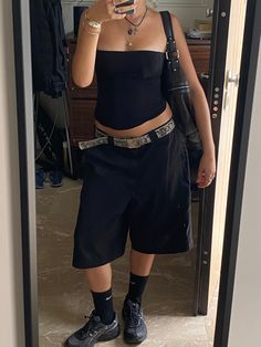 Black Baggy Shorts Outfit, Outfit Short Noir, Edgy Vacation Outfits, Long Black Shorts Outfit, Festival Outfit Shorts, Reggaeton Concert Outfit, All Black Summer Outfits, Baggy Shorts Outfit, Street Wear Summer