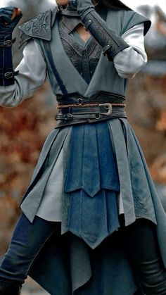 Medieval Clothing Reference, Fantasy World Clothes, Midevil Outfit Ideas, Fantasy Clothing Inspiration, Dune Inspired Fashion, Fantasy Clothing Aesthetic, Fantasy Traveler Outfit, Dnd Costume, Dnd Clothing