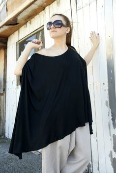 Make a fashion statement in this asymmetric black tunic!   It is gorgeous, extremely comfortable and easy to wear.   You can wear it as a blouse or reveal one shoulder for a more sexy look.  The top can be worn with leggings, skinny jeans or cigarette pants. Long Black Blouse, Black Long Top, Blouses Women, Asymmetric Top, Black Tunic, Summer Black, Asymmetrical Tops, Casual Black, Long Blouse