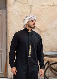 Abaya Men Style, Eid Pose Ideas Men, Arabic Mens Fashion, Black Thobe Men, Thobes Men Arab, Omani Wedding, Jubbah Men, Thobes Men, Muslim Men Clothing