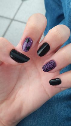 Purple With Black Nails, Short Black Gel Nail Designs, Nail Art Purple And Black, Simple Nail Designs Stars, Easy Dark Nail Designs, Easy Nail Designs Purple, Simple Gothic Nail Designs, Nail Black And Purple, Nail Ideas Black And Purple