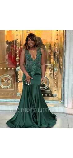 luxuriöses grünes kleid und grüne applikationen Emerald Green Prom, Emerald Green Prom Dress, Dress Dinner, Luxury Green, Green Prom, Green Gown, Dress Homecoming, Green Prom Dress, Dinner Dress