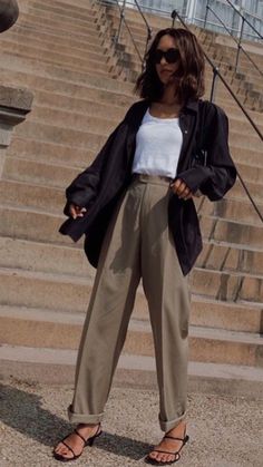 Office Outfits Women Comfortable, Oversized Black Linen Shirt Outfit, Gray Birkenstock Outfits, Miles Outfit, Smart Casual Summer Outfits, Spring Minimalist Outfit, Cute Dinner Date Outfit, Minimal Summer Style, Minimalist Summer Outfit