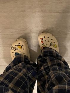 White Crocs Aesthetic, Crocs Aesthetic Outfit, Crocs With Jibbitz, Croc Decorations, Crocs Aesthetic, Cute Emoji Combinations, Crocs Outfit