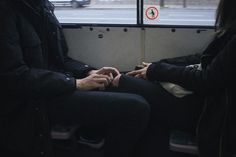 two people sitting next to each other in front of a window with the words, mi forma de querers un poco