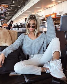 Cute Short Haircuts, Blonde Haircuts, Insta Ideas, Mode Inspo, Cute Shorts, Airport Outfit, White Pants, Inked Girls, Outfit Casual