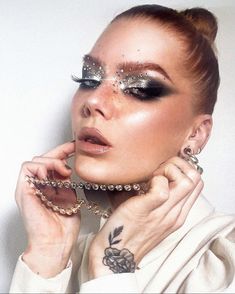 Bohemian Makeup, Pelo Editorial, Stunning Makeup Looks, Artsy Makeup, Earthy Vibes, Silver Makeup, High Fashion Makeup