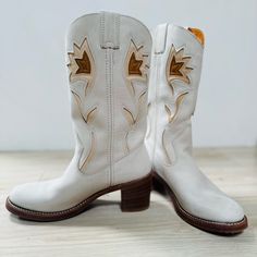 Rare: White Frye Vintage Floral Inlay Leather Chunky Stacked Heel Cowgirl Western Boots Women’s Size 9.5 B Hard To Find Modelextremely Rare In A Larger Size, & In This Condition Perfect White Wedding, Collector, Or Every Day, Year-Round Boots Creamy White Leather With Brown Tan & Beige Flower Inlays Chunky Stacked Heel Vintage 1970’s 1980’s Approximate Measurements Shaft 13” Heel 3” Https://Www.Hopeandlibertystore.Com/Product-Page/Frye-Vintage-Sabrina-Campus-White-Leather-Floral-Cowgirl-Cowboy-Western-Boots White Floral Cowboy Boots, White Boots For Western-themed Events, White Leather Boots For Western-themed Events, White Snip Toe Boots For Ranch, White Western Boots With Leather Sole, Cowgirl Cowboy, Western Boots Women, Cowgirl Western, Leather Floral