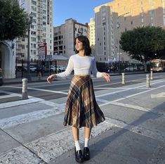 Plaid Midi Skirt Outfit, Emma Chamberlain Style, Midi Skirt Fall Outfit, Venice Outfit, Midi Skirt Outfit Ideas, Pretties Venice, How To Style Loafers, Black Loafers Outfit, Midi Skirt Winter