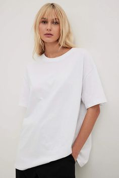 Round Neck Oversized Tee White | NA-KD White Oversized Tshirt, Perfect Boyfriend, T Shorts, T Shirt Oversize, Oversize T Shirt, Creative Packaging, Boyfriend Tee, Tshirt Outfits, Oversized Tee