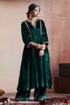 Green Velvet Suit For Women, Kalidar Kurta Pattern, Dark Green Velvet Suit, Velvet Kurta Designs, Velvet Sharara, Green Velvet Suit, Embroidery Kurtis, Indo Western Outfits For Women, Kurta Pattern