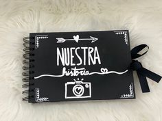 Album de fotos echo a mano, negro con letras blancas. Un bonito regalo para un amigo, novio.. Ideas Regalos Novios, Romance Tips, Diy Photo Book, Graffiti Words, Scrapbook Book, Bullet Journal Lettering Ideas, Baby Memories, Adventure Book, Book Boyfriends