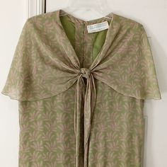 Beautiful Green Silk Dress With Pale Pink Fern Pattern. Fully Lined. Covered Buttons Up Back. 2 Stains On Bottom Front Panel. Not Noticable As They Fall In The Folds Of The Dress. Reminiscent Of 1920s Style. So Size Label. It Fits Like A Vintage Size 14 More Like A Size 12 Of Today. 20in Pit To Pit. Smoke Free Home 15gh Green Silk Dress, 1920s Fashion Dresses, Anna Weatherley, 1920's Style, Fern Pattern, Green Silk Dresses, 1920s Style, 1920s Fashion, Size Label