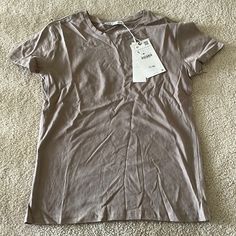 Perfect Brand New Basic Khaki T-shirt For Summer, Neutral Short Sleeve T-shirt For Summer, Neutral Short Sleeve Casual T-shirt, Neutral Short Sleeve Summer T-shirt, Casual Taupe Tops For Spring, Zara Khaki Cotton Tops, Casual T-shirt In Neutral Color For Spring, Casual Neutral T-shirt For Spring, Neutral Crew Neck T-shirt For Summer