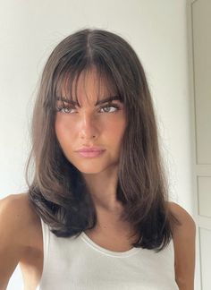 30 Iconic 90s Bangs Ideas - Days Inspired Bangs On Medium Length Hair, Wispy Bangs Round Face, Rambut Brunette, Brown Hair Inspo, Bangs For Round Face, Inspo Pics, Wispy Bangs, How To Style Bangs