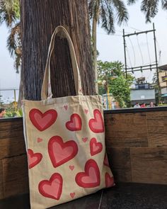 Cute Canvas Bag Ideas, Cute Totebag Painting, Cute Bag Painting Ideas, Painting Toat Bag Ideas, Things To Paint On Tote Bags, Cute Tote Bag Design Paint Aesthetic, Cute Diy Tote Bag Designs, Bags Painting Ideas, Tote Bag Designs Aesthetic