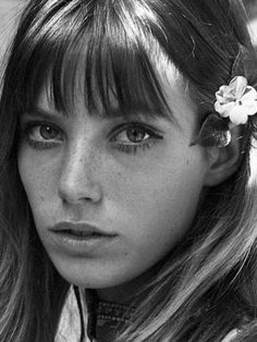 Famous actress Jane Birkin, who is regarded as the pinnacle of French Girl cool, is the ideal fall fashion inspiration. This Fall 2023, emulate Birkin's carefree yet refined look. Jane Birken, 70s Makeup, Francoise Hardy, Mode Hippie, Jane Birkin, Jairzinho