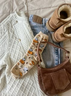 #fall #autumn #ootd #fallfashion #autumnfashion #cozyootd #fashioninspo #halloween #pumpkinseason #pumpkinspice #cozyseason #cozy #gilmoregirls Soft Fall Outfits, Cozy Cute Fall Outfits, Autumn Cozy Outfit, Fall Aesthetic 2024, Fall Aesthetic Clothing, Cozy Fall Cardigan, Cosy Fall Outfits, Fall Fits With Uggs, Autumn Outfit Inspo