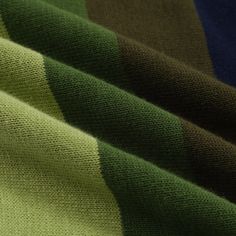 - Polo in maglia
- Filato 100% cotone
- Sfoderata
- Vestibilità regolare Green Cotton Soft Knit Sweater, Green Soft Knit Cotton Sweater, Green Soft Knit Cotton Top, Cozy Striped Cotton Sweater, Striped Cotton Sweater For Layering, Light Blue Knit, Green Polo, Knitted Polo, Green Gradient