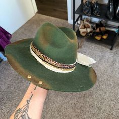 Ordered And Have Never Worn It All Feathers Are Removable And Can Be Switched Out Super Cute And Comfy Flexible Felt Hat Open To Offers! Cowboy Hat Design, Western Hat, Hat Design, Western Hats, Felt Hat, Cowboy Hat, Hat Designs, Cowboy Hats, Feathers