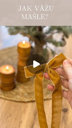 a person holding a ribbon with candles in the background and text that reads, jak vazu masle?