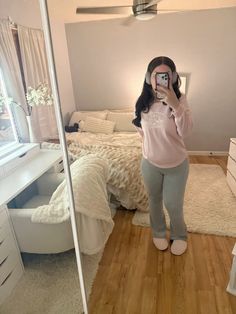 Latina Room, Sweatpants Outfit Fall, Cute Outfits For Winter, Straight Leg Sweatpants Outfit, Outfits For Cold Weather, Girly Winter Outfits, Pink Girly Outfits, Dump Pics, Straight Leg Sweatpants