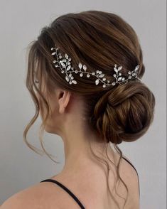 #BEAUTY, #RELATIONSHIPS #Fashion #Animals #Outfits #Winter Outfits #Animals Modern Bridal Hairstyles, Simple Bridal Hairstyle, Curly Bridal Hair, Bridal Hair Tiara, Sanggul Modern, Vintage Bridal Hair, Bridal Hair Veil, Sophisticated Hairstyles, Engagement Hairstyles