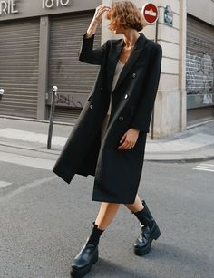 Long Blazer Outfit, Denim Dress Fall, Long Winter Coats Women, Pixie Market, Black Trench Coat, Trendy Outerwear, Woman In Black, Long Blazer, Coat Outfits