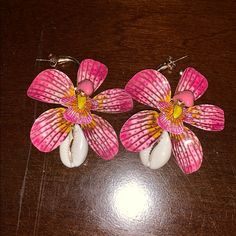 Never Worn Beautiful Earrings. Pink Drop Earrings For Vacation, Canvas Earrings, Earring Inspo, Earrings Color, Flower Earrings, Beautiful Earrings, Pink Ladies, Beading, Jewelry Earrings