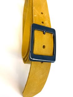 A leather belt that is handcrafted in Canada, with leather imported from the finest tannery, it's 40 mm wide. Buckle made in Italy. Important: all sizes are in inches from middle hole to the end of strap(buckle side). Always chose one size bigger than pants size, example: for 32 pants get a size 34 belt. Handmade Belts, Wide Leather Belt, Brown Leather Belt, Leather Cuffs Bracelet, Black Leather Belt, Belt Accessories, Genuine Leather Belt, Suspender Belt, Handcrafted Leather