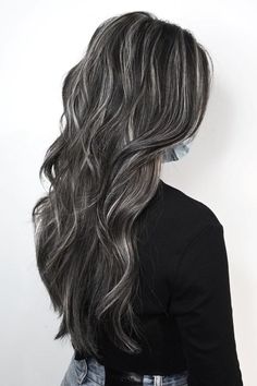 En lugar de tener el pelo bronceado, ¿por qué no tenerlo canoso? Todos sabemos que el balayage rubio imita el efecto del sol en el cabello. En este caso, los reflejos rubios se sustituyen por canas naturales para crear un bonito look canoso difuminado. // Crédito de la foto: instagram @petertonghair Gray Blending, Natural Dark Hair, Black And Grey Hair, Silver Hair Highlights, Natural Brown Hair, Silver White Hair, Grey Hair Looks, Grey Hair Transformation, Balayage Blond